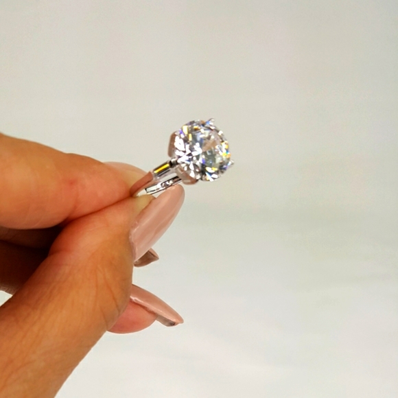 STUNNING 5A CZ Celebrity Quality Oval Center w Platinum/Sterling High End Ring - Picture 4 of 8